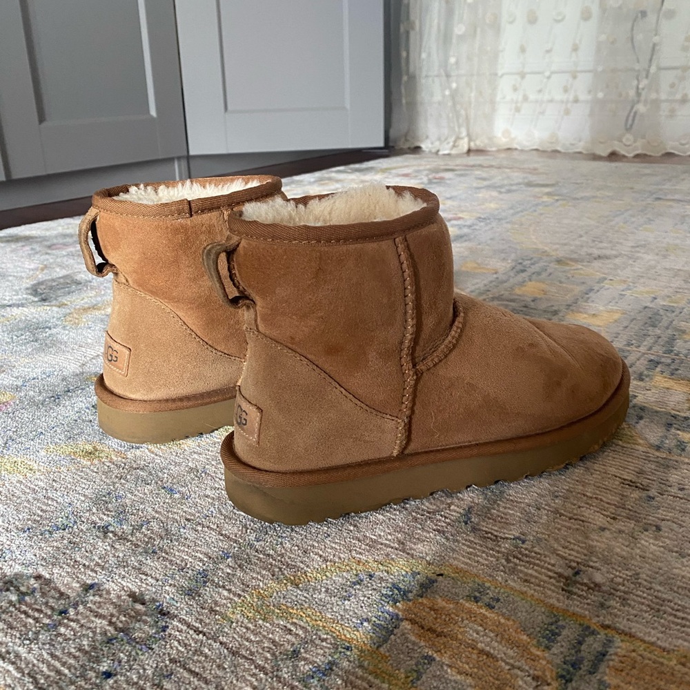 UGG Classic mini boots in chestnut suede
SIZE: 7 womens